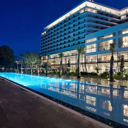 ホテル ラマダ プラザ バイ ウィンダム トラブゾン エクステリア 写真 The hotel at night