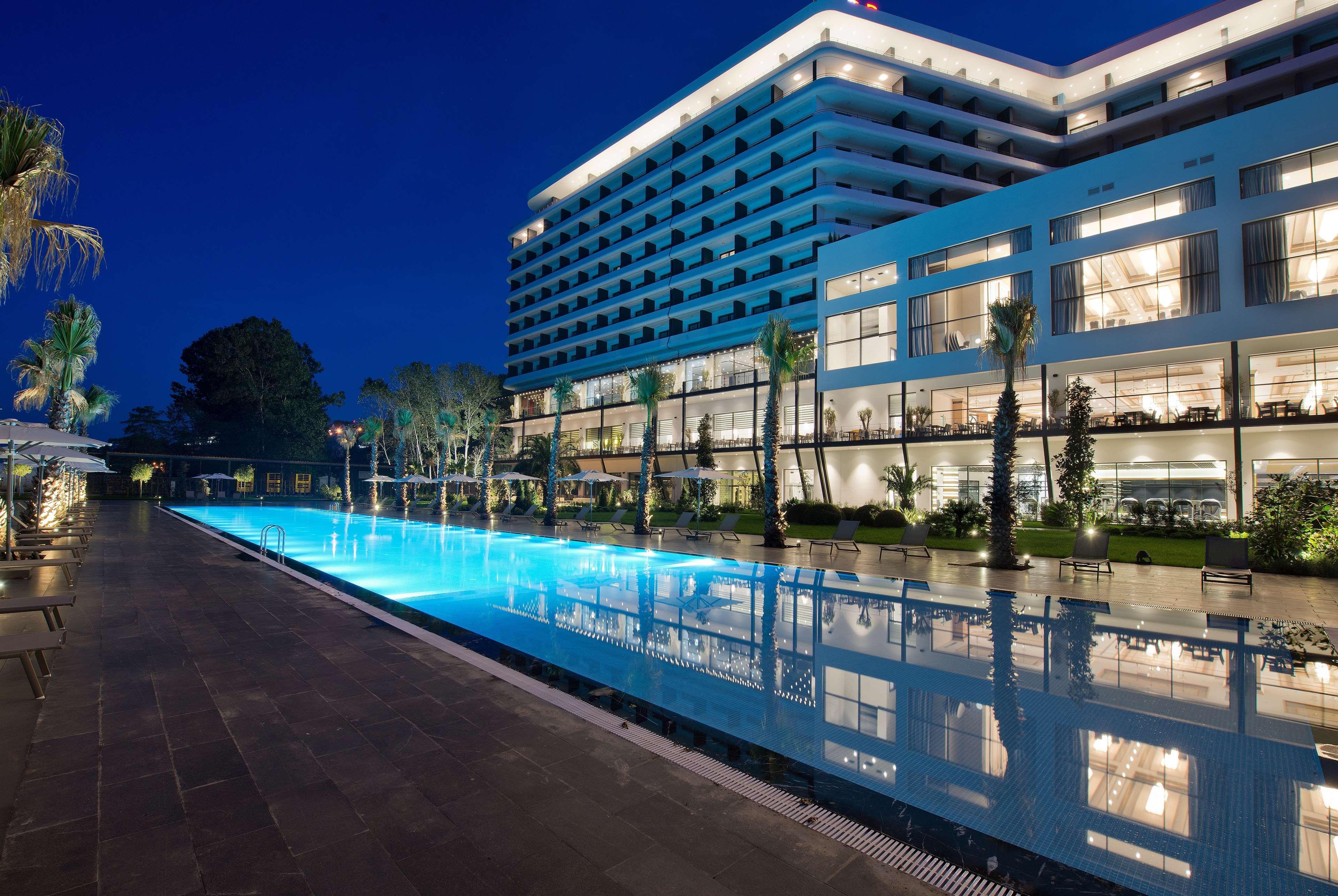 ホテル ラマダ プラザ バイ ウィンダム トラブゾン エクステリア 写真 The hotel at night