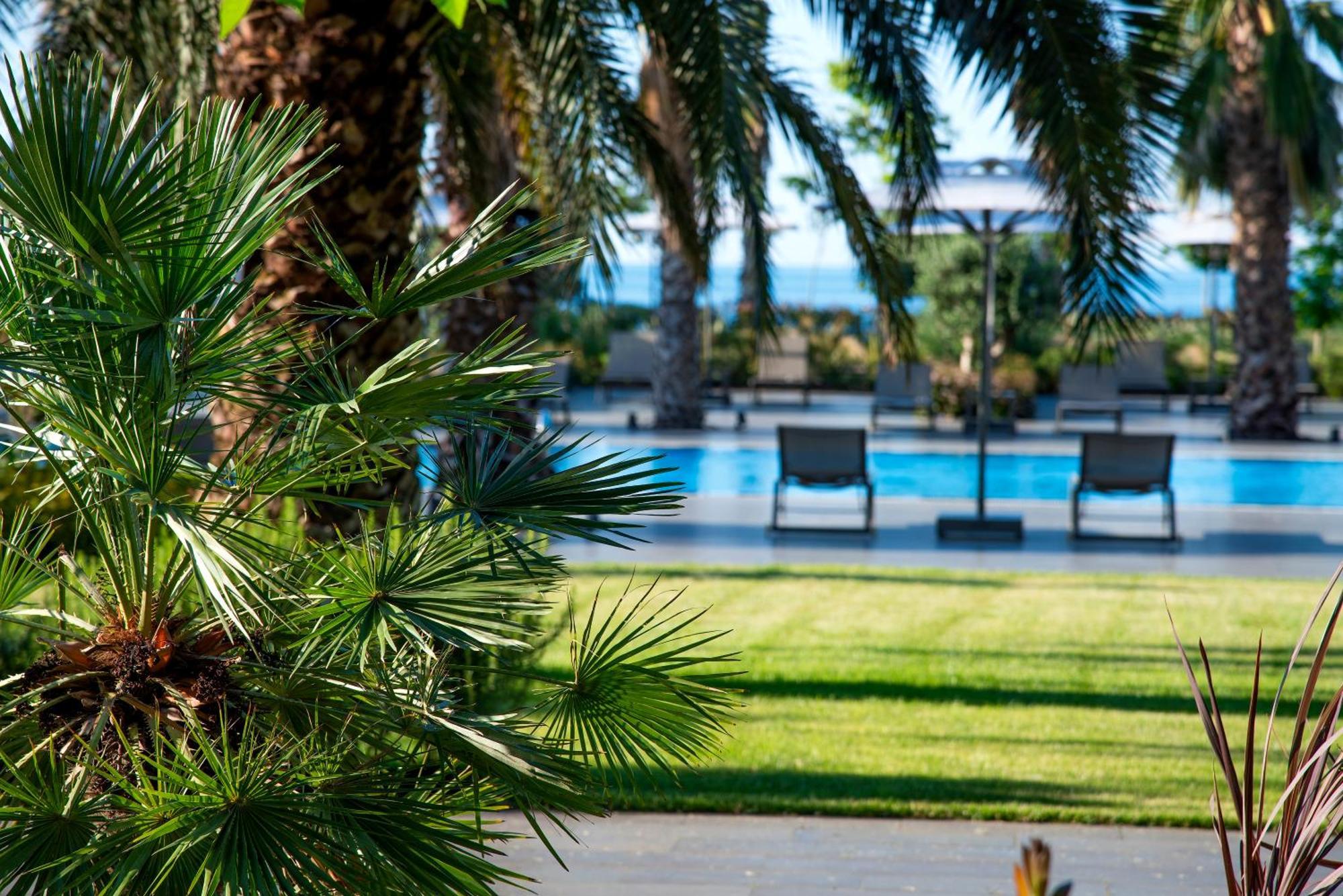 ホテル ラマダ プラザ バイ ウィンダム トラブゾン エクステリア 写真 The pool at the hotel