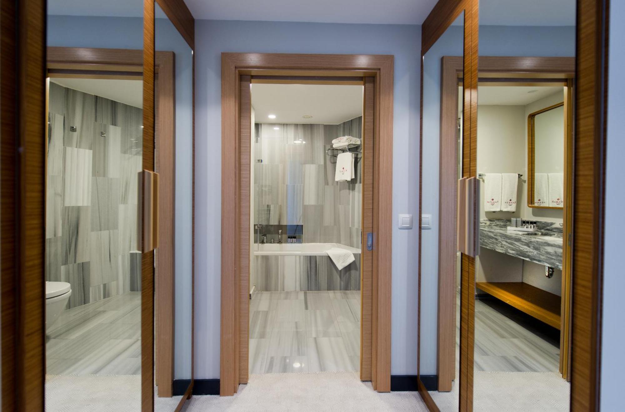 ホテル ラマダ プラザ バイ ウィンダム トラブゾン エクステリア 写真 Bathroom