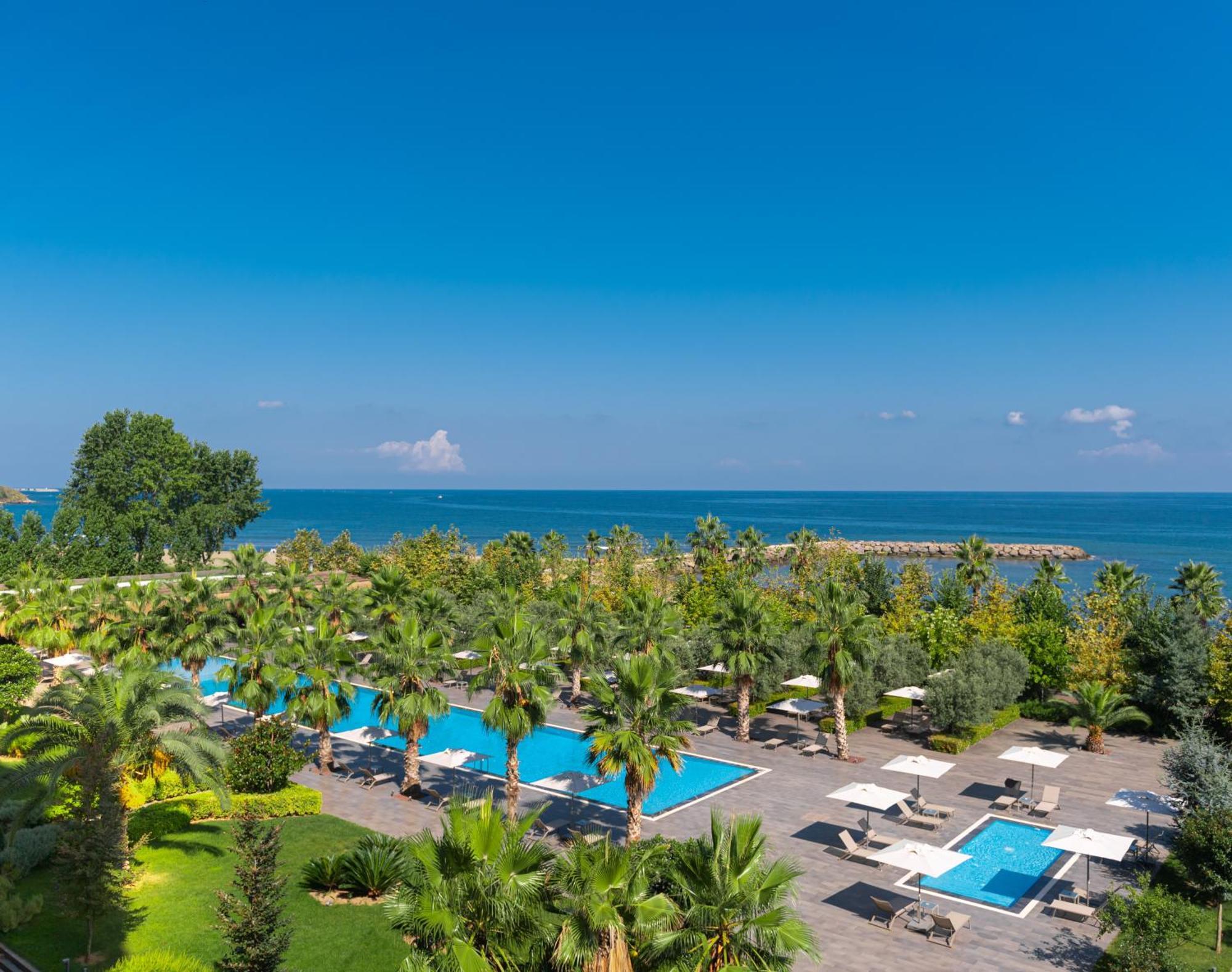 ホテル ラマダ プラザ バイ ウィンダム トラブゾン エクステリア 写真 The resort's swimming pools