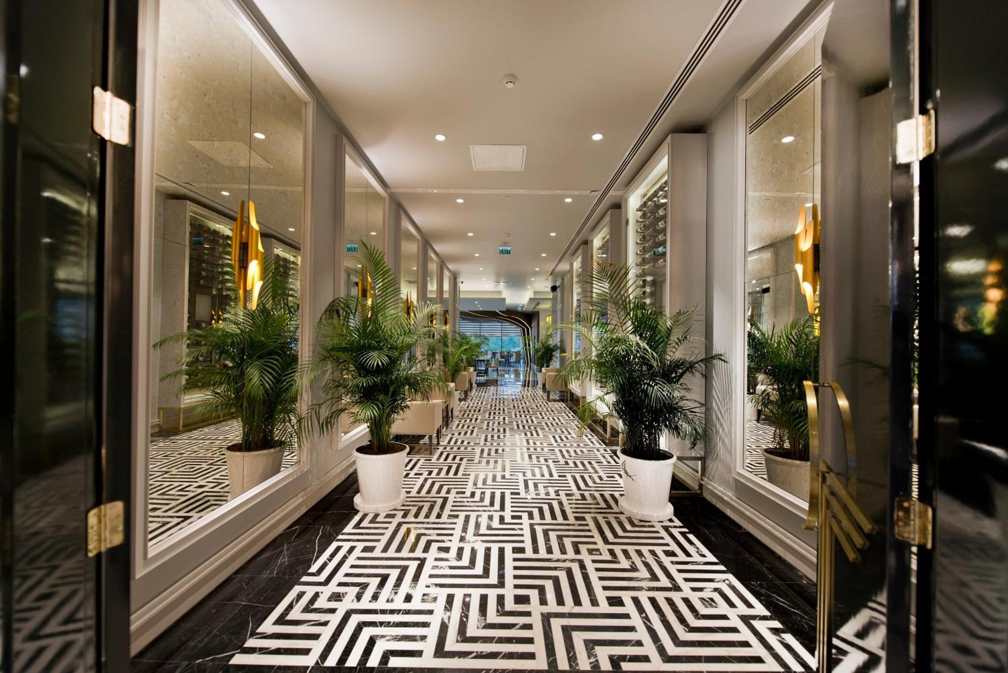 ホテル ラマダ プラザ バイ ウィンダム トラブゾン エクステリア 写真 The interior of the hotel